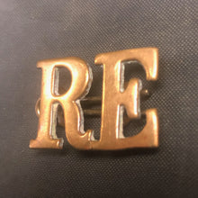 Lade das Bild in den Galerie-Viewer, Original WW1 British Army Royal Engineers RE Brass Shoulder Title - The Militaria Shop