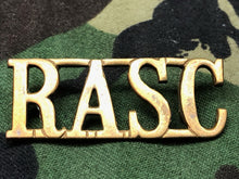 Lade das Bild in den Galerie-Viewer, Original WW2 British Army Brass Shoulder Title - RASC Army Service Corps - The Militaria Shop