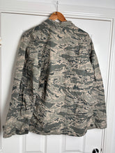 Charger l'image dans la galerie, Surplus US Air Force UCP Uniform Jacket 44R - The Militaria Shop