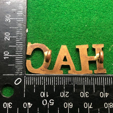 Lade das Bild in den Galerie-Viewer, Original WW2 British Army Brass Shoulder Title - Honourable Artillery Company - The Militaria Shop