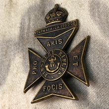 Lade das Bild in den Galerie-Viewer, Original British Army WW1 11th County of London Batt Finsbury Rifles Cap Badge - The Militaria Shop