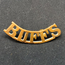 Lade das Bild in den Galerie-Viewer, Original WW1 British Army Brass Shoulder Title - Buffs East Kent Regiment - The Militaria Shop