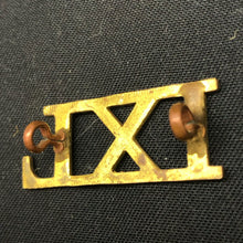 Lade das Bild in den Galerie-Viewer, Original WW1 British Army Brass Shoulder Title - 9th Lancers IXL Regiment - The Militaria Shop