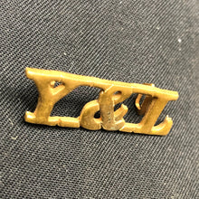Load image into Gallery viewer, Original WW1 British Army Brass Shoulder Title - York & Lancaster Regiment - The Militaria Shop