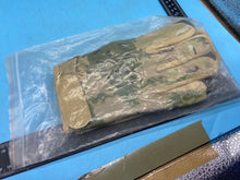 Charger l'image dans la galerie, Original British Army MTP Camouflage Gloves in Packet - Size Medium - The Militaria Shop
