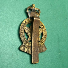 Charger l'image dans la galerie, Original Canadian Army Cap Badge - Royal Montreal Regiment - The Militaria Shop