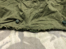 Lade das Bild in den Galerie-Viewer, Original Korean War Era British Army Middle Parka Detatchable Hood - The Militaria Shop