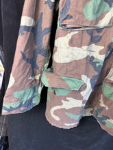 Lade das Bild in den Galerie-Viewer, Genuine US M65 Woodland Camouflage Field Jacket - Medium Regular - The Militaria Shop