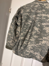 Lade das Bild in den Galerie-Viewer, Surplus US Army ACU Combat Uniform Jacket -Size Medium-Short - The Militaria Shop