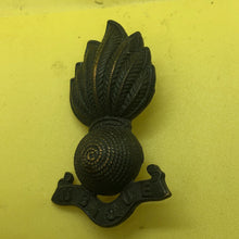 Load image into Gallery viewer, Original WW1/WW2 British Army Royal Artillery Cap Badge - The Militaria Shop