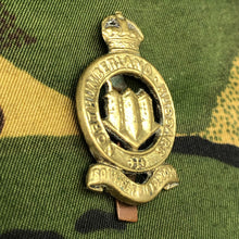 Lade das Bild in den Galerie-Viewer, Original WW1 British Cap Badge - Northumberland Hussars - The Militaria Shop