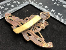 Charger l'image dans la galerie, Original WW1 British Army Royal Artillery Cap Badge - The Militaria Shop