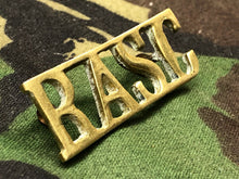 Lade das Bild in den Galerie-Viewer, Original WW2 British Army Brass Shoulder Title - RASC Army Service Corps - The Militaria Shop
