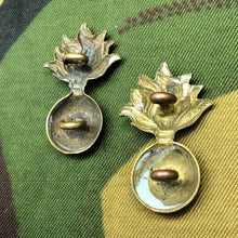 Load image into Gallery viewer, Original WW2 British Army Collar Badges - Royal Artillery - The Militaria Shop