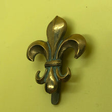 Load image into Gallery viewer, Original WW1 British Army Manchester Regiment Fleur du Lis Cap Badge - The Militaria Shop