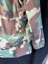 Lade das Bild in den Galerie-Viewer, Genuine US M65 Woodland Camouflage Field Jacket - Medium Regular - The Militaria Shop