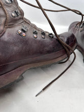 Lade das Bild in den Galerie-Viewer, British Army Surplus Brown Leather Combat Boots - Altberg - Size UK 9 M - The Militaria Shop