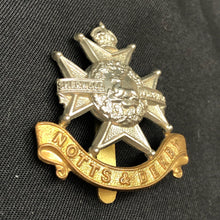 Lade das Bild in den Galerie-Viewer, Original WW1 / WW2 British Army Notts & Derby Regiment Cap Badge - The Militaria Shop