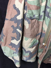 Lade das Bild in den Galerie-Viewer, Genuine US M65 Woodland Camouflage Field Jacket - Small Short - The Militaria Shop