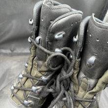 Lade das Bild in den Galerie-Viewer, Army Black Leather High Top Magnum Combat Boots - Size EU 40 - UK 6.5 - 250 - The Militaria Shop