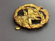 Charger l'image dans la galerie, Vintage Kuwait Army Cap Badge - The Militaria Shop