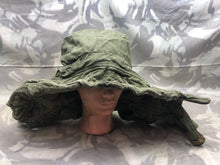 Lade das Bild in den Galerie-Viewer, Original Korean War Era British Army Middle Parka Detatchable Hood - Size Medium - The Militaria Shop
