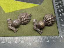 Load image into Gallery viewer, Original WW1/WW2 British Army Royal Artillery Ubique Cap / Collar Badges - The Militaria Shop