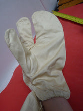 Charger l'image dans la galerie, Original WW2 British Army Gunners Winter White Gloves - 1942 - The Militaria Shop