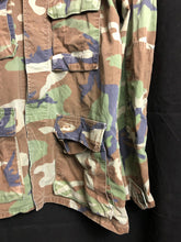 Load image into Gallery viewer, US Army Jacket Mens Woodland Camo Combat Military USA BDU Overshirt - 44" Chest - The Militaria Shop