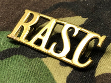 Lade das Bild in den Galerie-Viewer, Original WW2 British Army Brass Shoulder Title - RASC Army Service Corps - The Militaria Shop