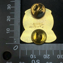 Load image into Gallery viewer, Vintage Enamel Pin - US ARMY MEDICAL 98th GENERAL HOSPITAL Crest DUI Badge - The Militaria Shop