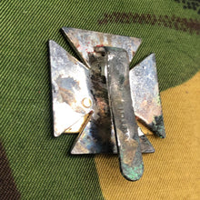 Load image into Gallery viewer, Original British Army Cap Badge Royal Gloucestershire, Berkshire and Wiltshire - The Militaria Shop