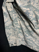 Charger l'image dans la galerie, US Air Force Issue ACU Digicam Digital Camouflage Ripstop Shirt - 34" Large - The Militaria Shop