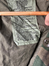 Lade das Bild in den Galerie-Viewer, Genuine US M65 Woodland Camouflage Field Jacket - Medium Long - The Militaria Shop