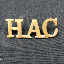 Load image into Gallery viewer, Original WW1/WW2 British Army HAC Hounarable Artillery Company Shoulder Title - The Militaria Shop