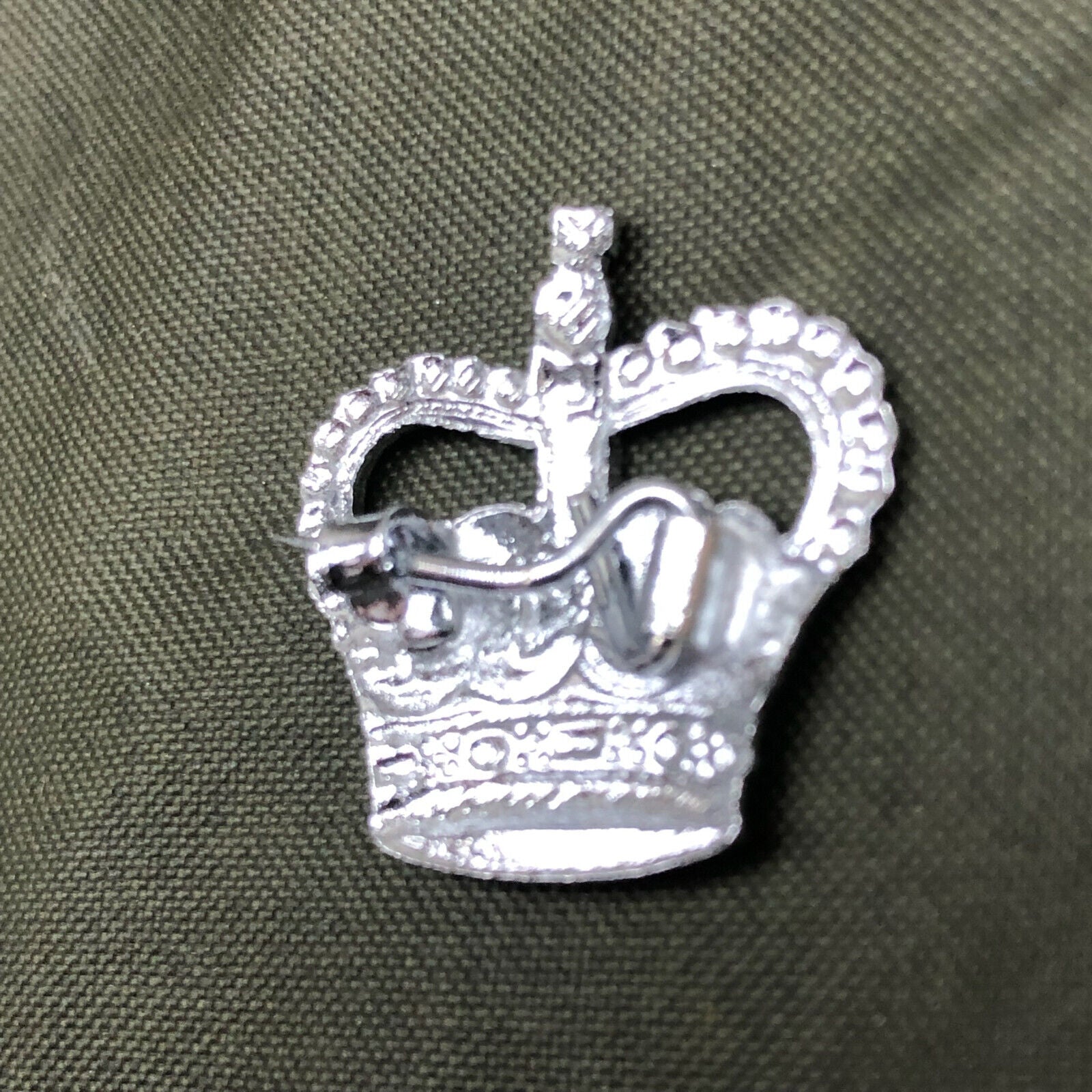 British Army Metal Rank Badge in Chromium plated metal - Small Crown - Staff Sgt - The Militaria Shop