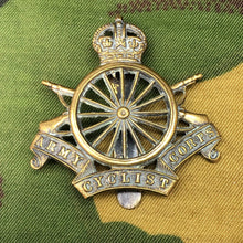 Charger l'image dans la galerie, Original WW1 British Army Cap Badge - Army Cyclist Corps - The Militaria Shop