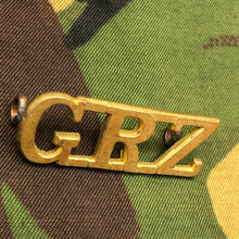 Load image into Gallery viewer, Genuine British Army WW1 Brass Shoulder Title - Unknown G.R.Z - The Militaria Shop