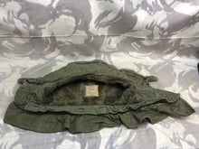 Lade das Bild in den Galerie-Viewer, Original Korean War Era British Army Middle Parka Detatchable Hood - Size Large - The Militaria Shop
