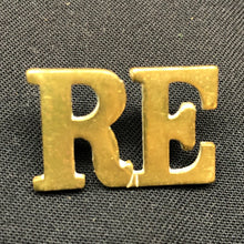 Lade das Bild in den Galerie-Viewer, Original WW1 British Army Brass Shoulder Title - Royal Engineers - The Militaria Shop