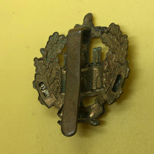 Load image into Gallery viewer, Original WW1/WW2 British Army The Essex Regiment Cap Badge - The Militaria Shop