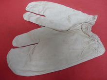 Charger l'image dans la galerie, Original WW2 British Army Gunners Winter White Gloves - 1942 - The Militaria Shop