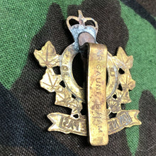 Load image into Gallery viewer, Original Canadian Army Le Régiment de Hull Beret / Cap Badge - The Militaria Shop