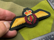 Charger l'image dans la galerie, RCAF Royal Canadian Air Force Pilot / RCAF Navigator Padded Wings - The Militaria Shop