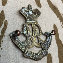 Charger l'image dans la galerie, British Army Queen Victoria's Oxfordshire Hussars Regiment Cap Badge - The Militaria Shop