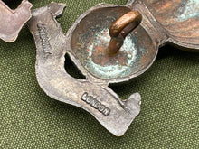 Charger l'image dans la galerie, Original WW1/WW2 British Army Royal Artillery Ubique Bronze Cap / Collar Badges - The Militaria Shop