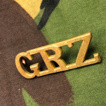 Load image into Gallery viewer, Genuine British Army WW1 Brass Shoulder Title - Unknown G.R.Z - The Militaria Shop