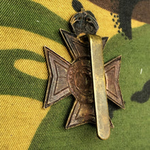 Lade das Bild in den Galerie-Viewer, Original WW1 British Cap Badge - Buckinghamshire Battalion - The Militaria Shop