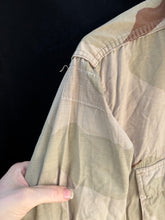 Lade das Bild in den Galerie-Viewer, Gulf War US Army DCU Camouflaged Combat Field Coat/Jacket - 44 inch Chest - The Militaria Shop