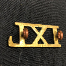 Lade das Bild in den Galerie-Viewer, Original WW1 British Army Brass Shoulder Title - 9th Lancers IXL Regiment - The Militaria Shop